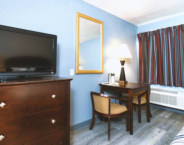 Coratel Inn & Suites By Jasper Park City - Wichita North