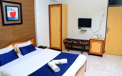 Delux king bed with TV at Hotel Alka Residency.