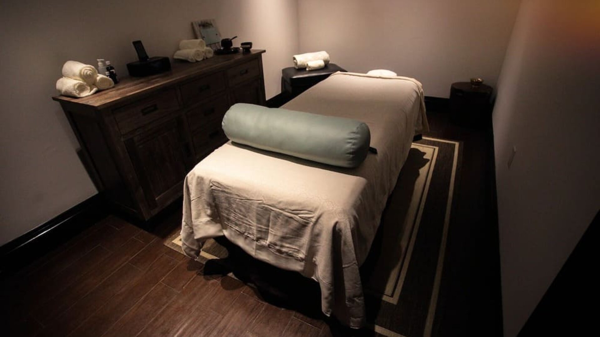 Relaxing spa and massage available at Hotel Croydon.