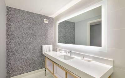 Deluxe Room, 1 King Bed, Accessible (Mobility Roll in Shower) - Breakfast for 2