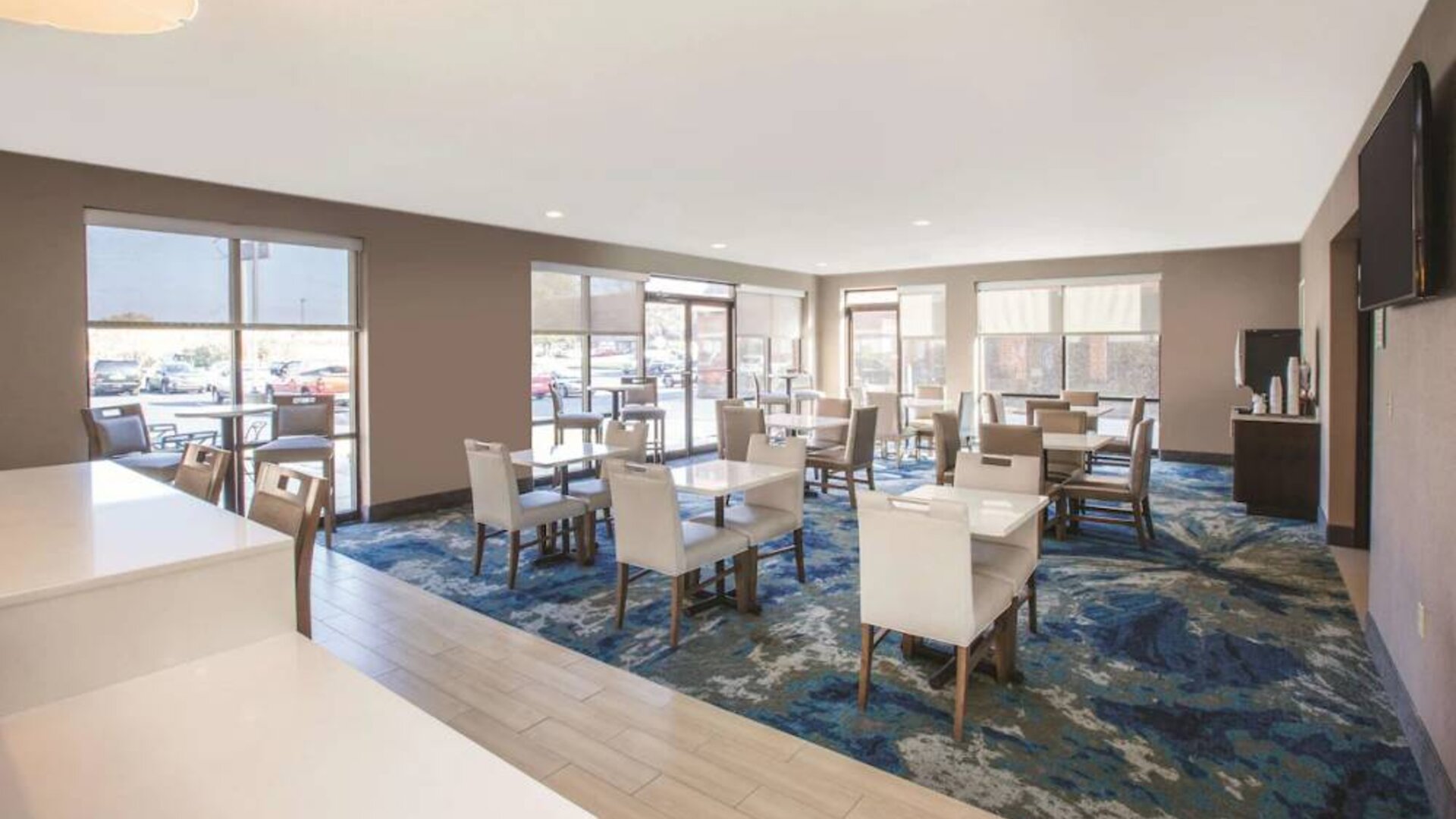 Breakfast area perfect for coworking at La Quinta Inn & Suites By Wyndham Philadelphia Airport.
