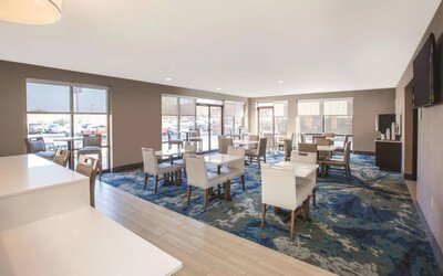 Breakfast area perfect for coworking at La Quinta Inn & Suites By Wyndham Philadelphia Airport.