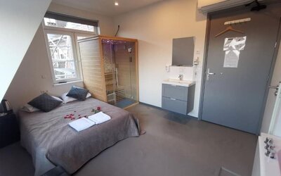 Wellness suite featuring a private sauna, sleeping area, and contemporary interior design at Hotel Chao 24/7.