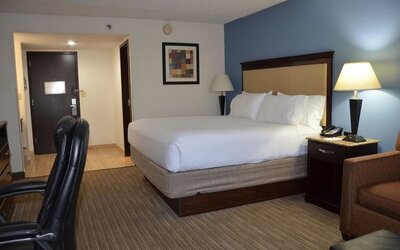 Delux king room with work desk Delux king room bath at Radisson Hotel Schaumburg.