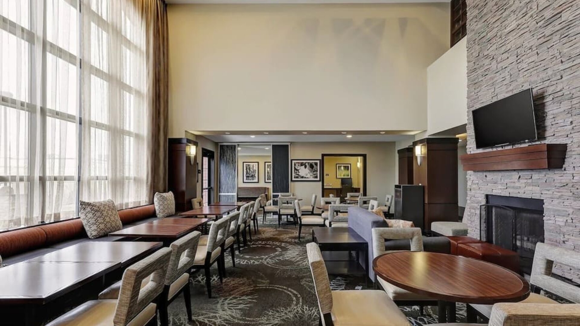 Dining and coworking space at Staybridge Suites Washington D.C.- Greenbelt.