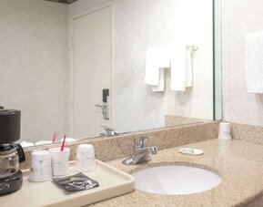 Travelodge by Wyndham Long Beach Convention Center