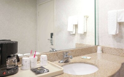 Travelodge by Wyndham Long Beach Convention Center