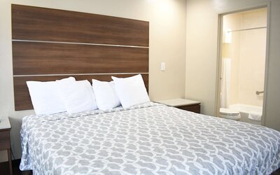Travelodge by Wyndham Long Beach Convention Center