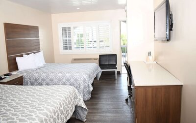 Travelodge by Wyndham Long Beach Convention Center