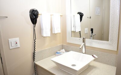 Travelodge by Wyndham Long Beach Convention Center