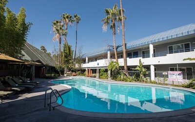 Snooze & Cruise 2 Double Beds: Includes Parking & Long Beach Port Transfer