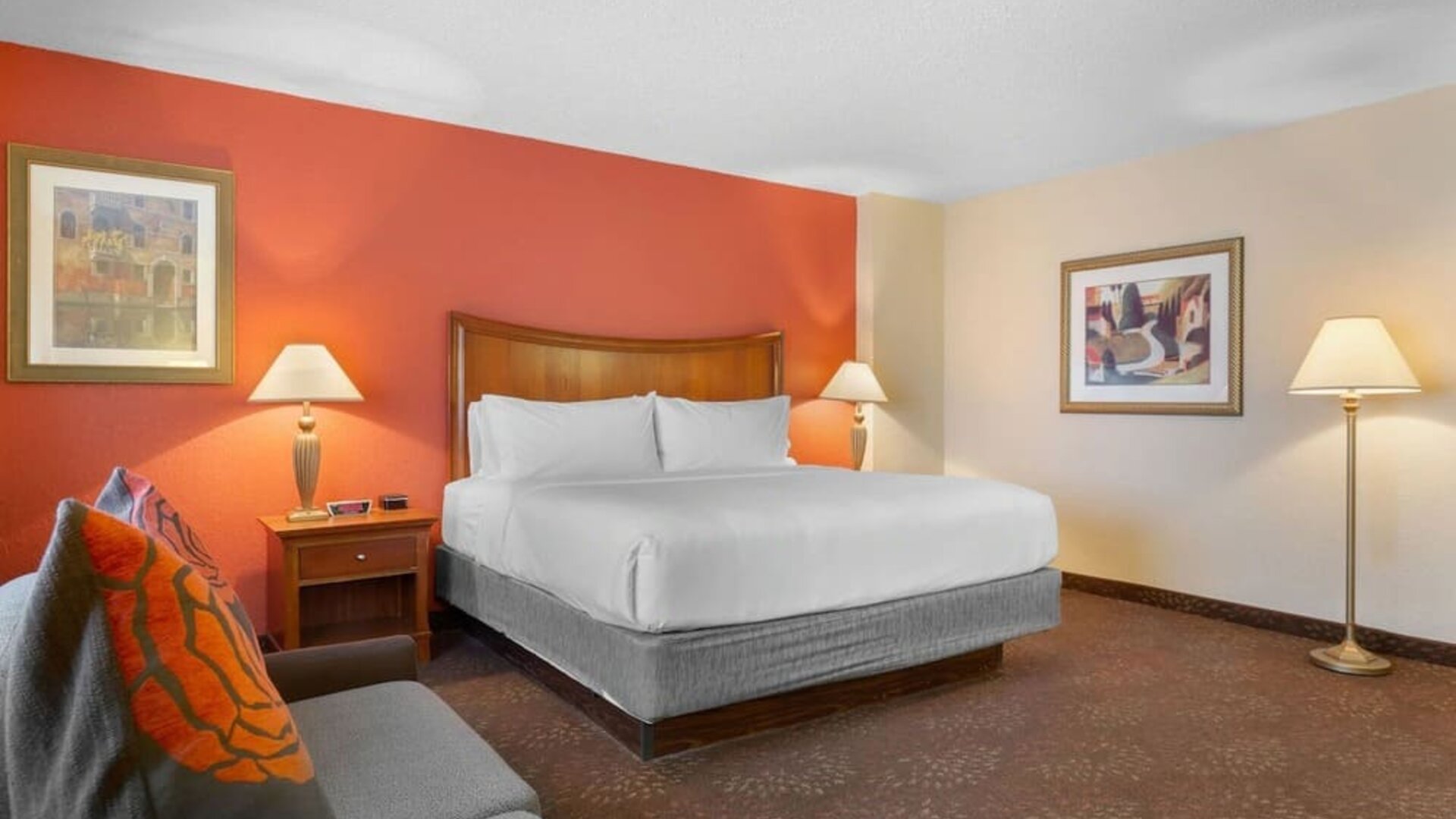 King bed with lounge area at Holiday Inn Express Chicago - Downers Grove.