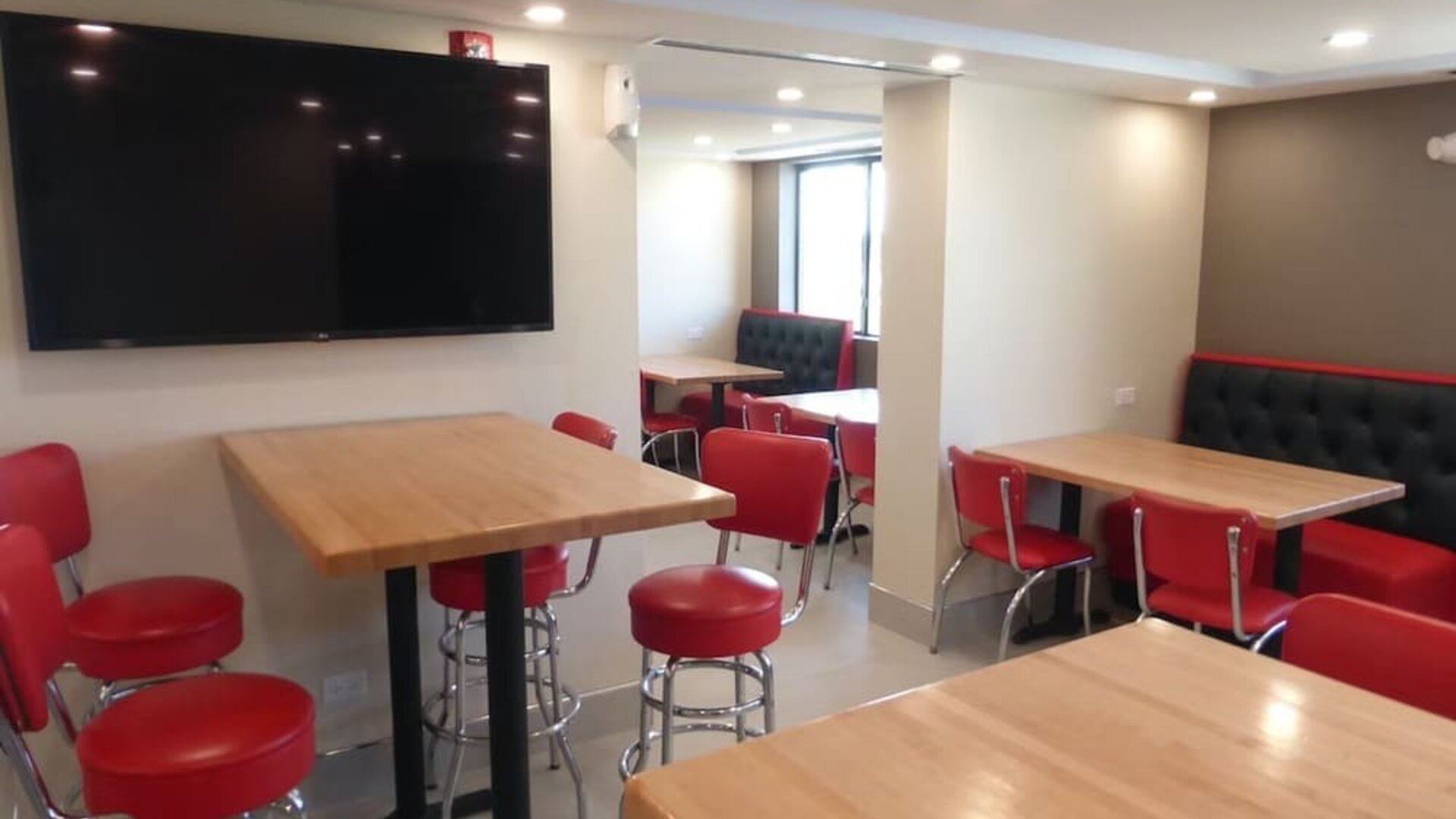 Dining and coworking space at Red Roof Plus Bourbonnais.