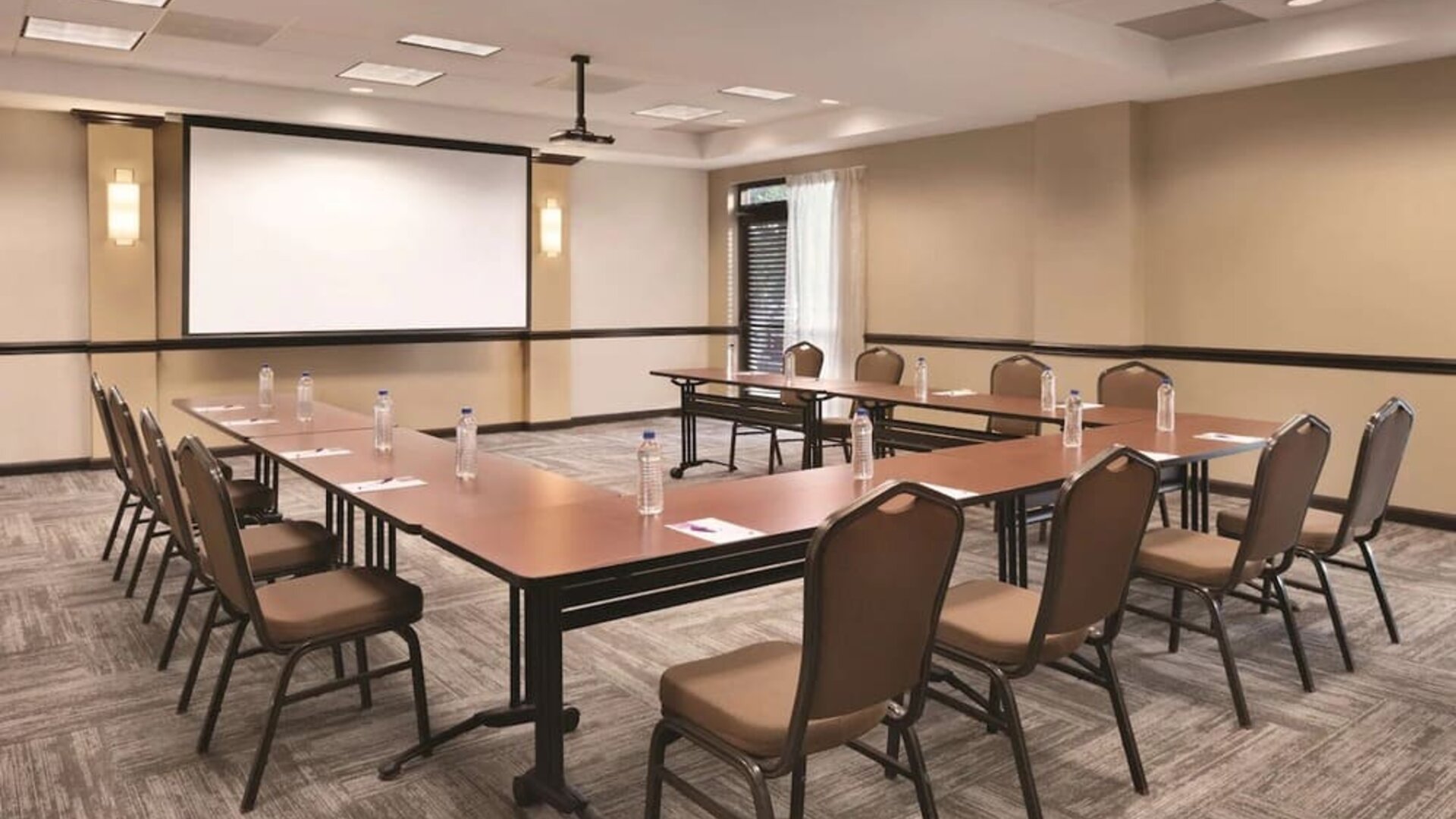 Meeting room at Hyatt Place Chicago/Hoffman Estates.