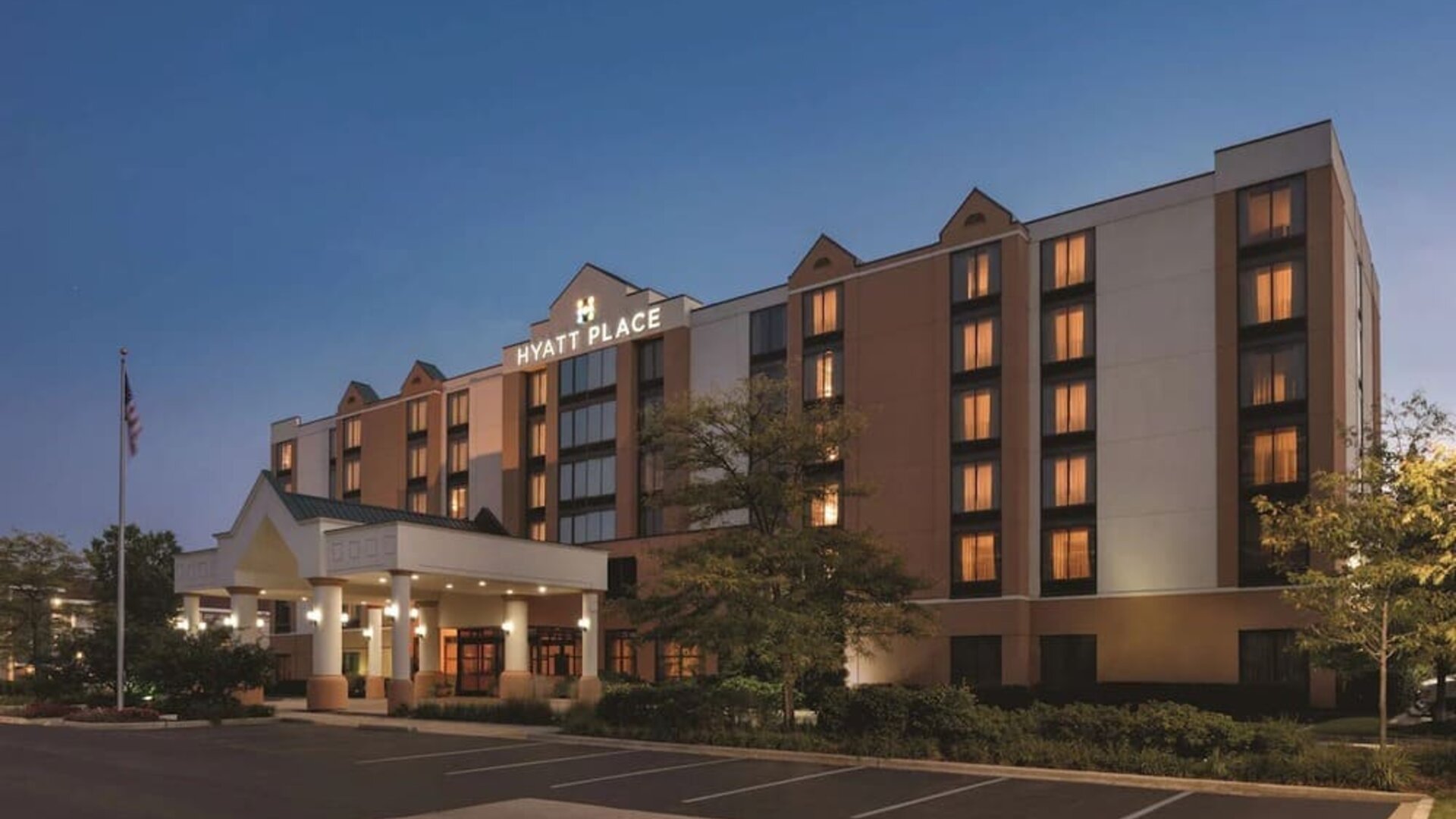 Parking area at Hyatt Place Chicago/Hoffman Estates.