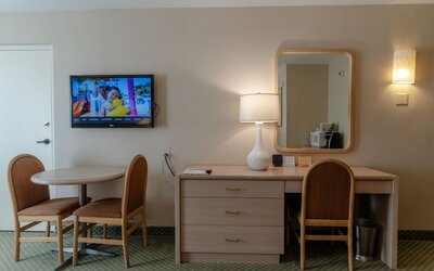 Howard Johnson by Wyndham Anaheim Hotel and Water Playground