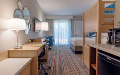 Howard Johnson by Wyndham Anaheim Hotel and Water Playground