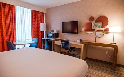 Howard Johnson by Wyndham Anaheim Hotel and Water Playground