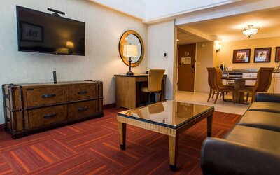 Howard Johnson by Wyndham Anaheim Hotel and Water Playground