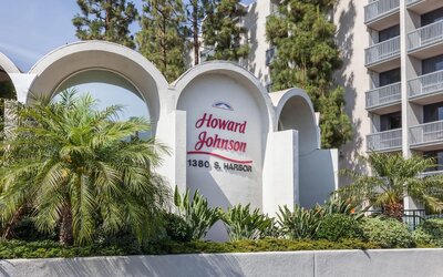 Howard Johnson by Wyndham Anaheim Hotel and Water Playground