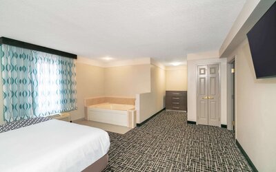 La Quinta Inn & Suites by Wyndham Latham Albany Airport