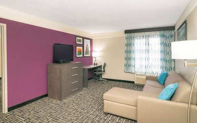 La Quinta Inn & Suites by Wyndham Latham Albany Airport