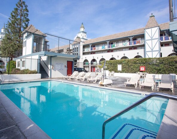 Castle Inn and Suites