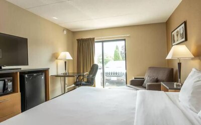 Double bed guest room in Comfort Inn Sydney, featuring workspace desk and chair.