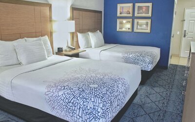 La Quinta Inn & Suites by Wyndham NE Long Beach/Cypress