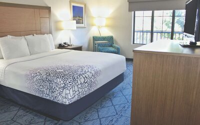 La Quinta Inn & Suites by Wyndham NE Long Beach/Cypress