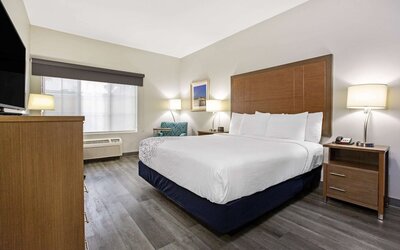 La Quinta Inn & Suites by Wyndham NE Long Beach/Cypress