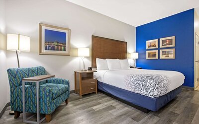 La Quinta Inn & Suites by Wyndham NE Long Beach/Cypress