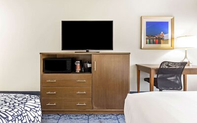La Quinta Inn & Suites by Wyndham NE Long Beach/Cypress
