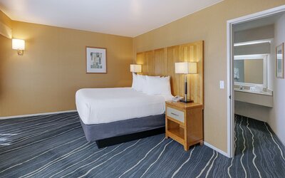 Ramada by Wyndham Costa Mesa/Newport Beach