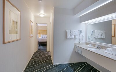 Ramada by Wyndham Costa Mesa/Newport Beach