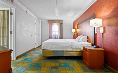 La Quinta Inn by Wyndham Costa Mesa / Newport Beach