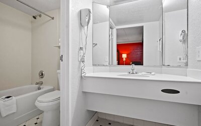 La Quinta Inn by Wyndham Costa Mesa / Newport Beach