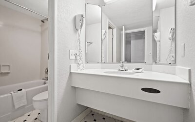 La Quinta Inn by Wyndham Costa Mesa / Newport Beach
