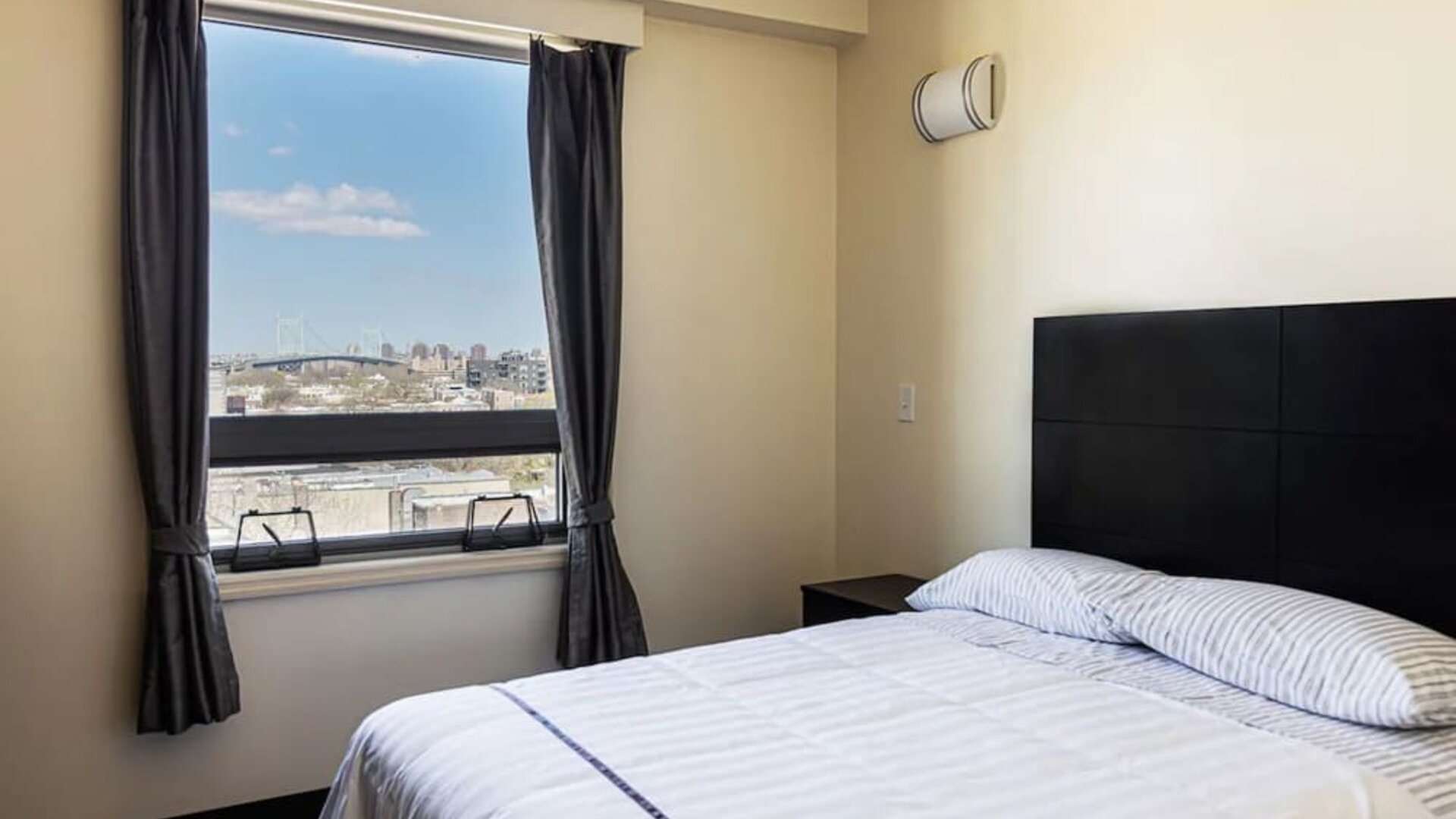 Romantic king room at Astoria Inn LaGuardia Hotel.