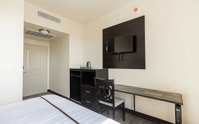 Day room with work space ideal for remote work at Astoria Inn LaGuardia Hotel.