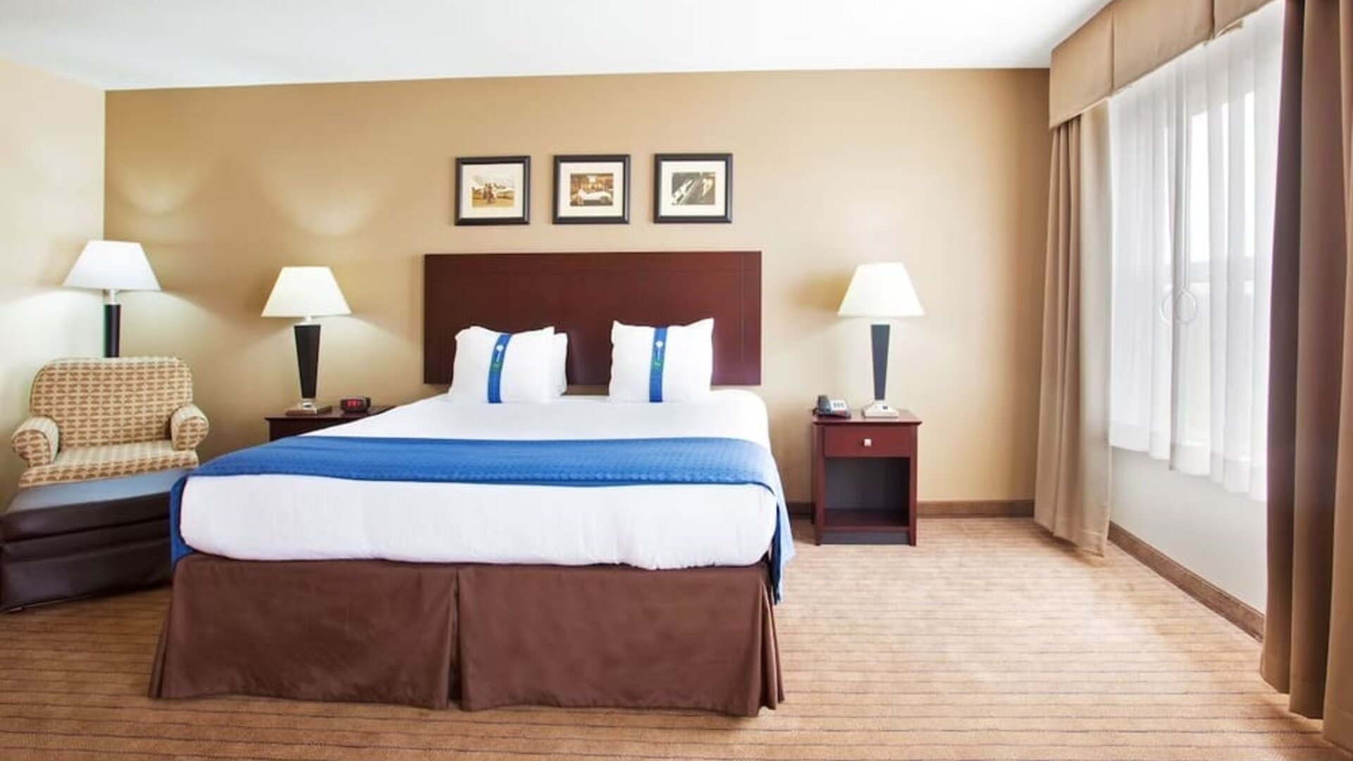 delux king room with couch at Holiday Inn Aurora North- Naperville.