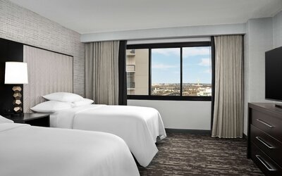 Suite, 1 King Bed, Corner