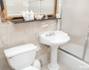 Guest bathroom with shower at Da Vinci Hotel.