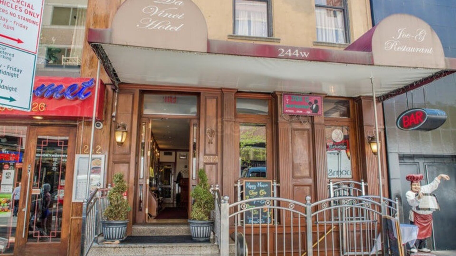 Hotel exterior at Da Vinci Hotel.