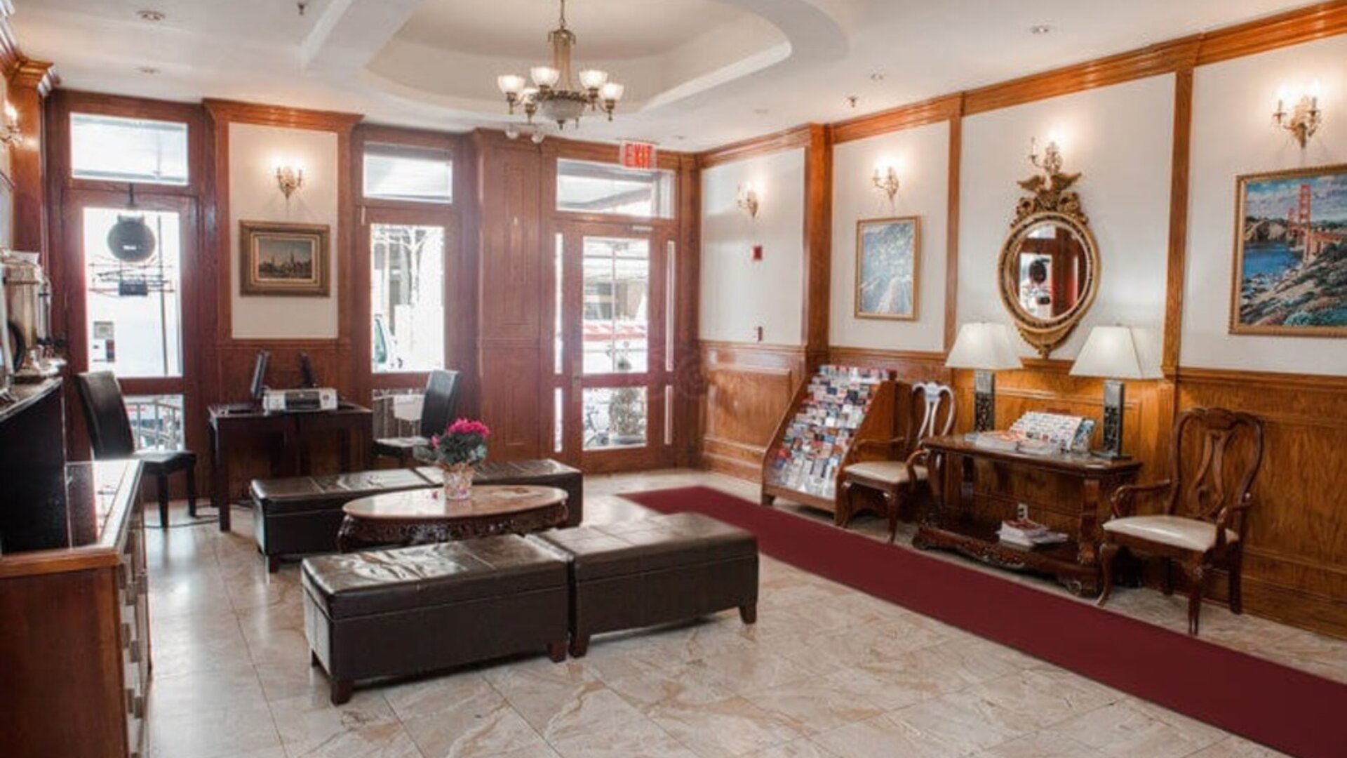 Lobby area at Da Vinci Hotel.