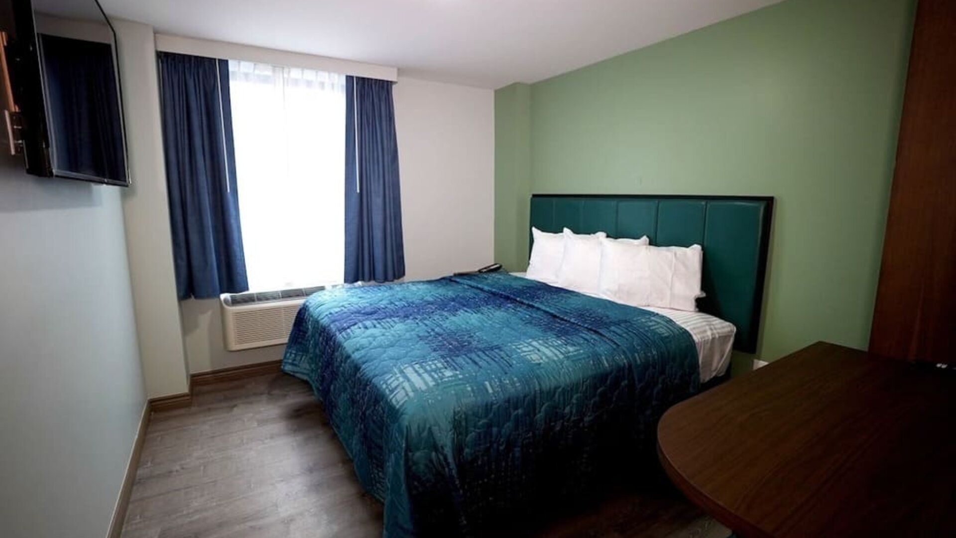 Delux king room with TV at Hotel Liberty Inn & Suites.