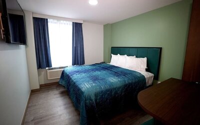 Delux king room with TV at Hotel Liberty Inn & Suites.