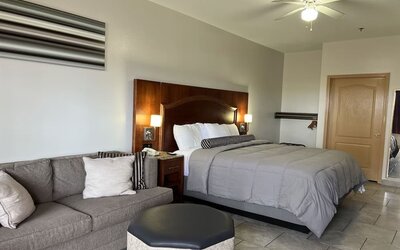 Delux king room with lounge area at Casa Rosa Inn.