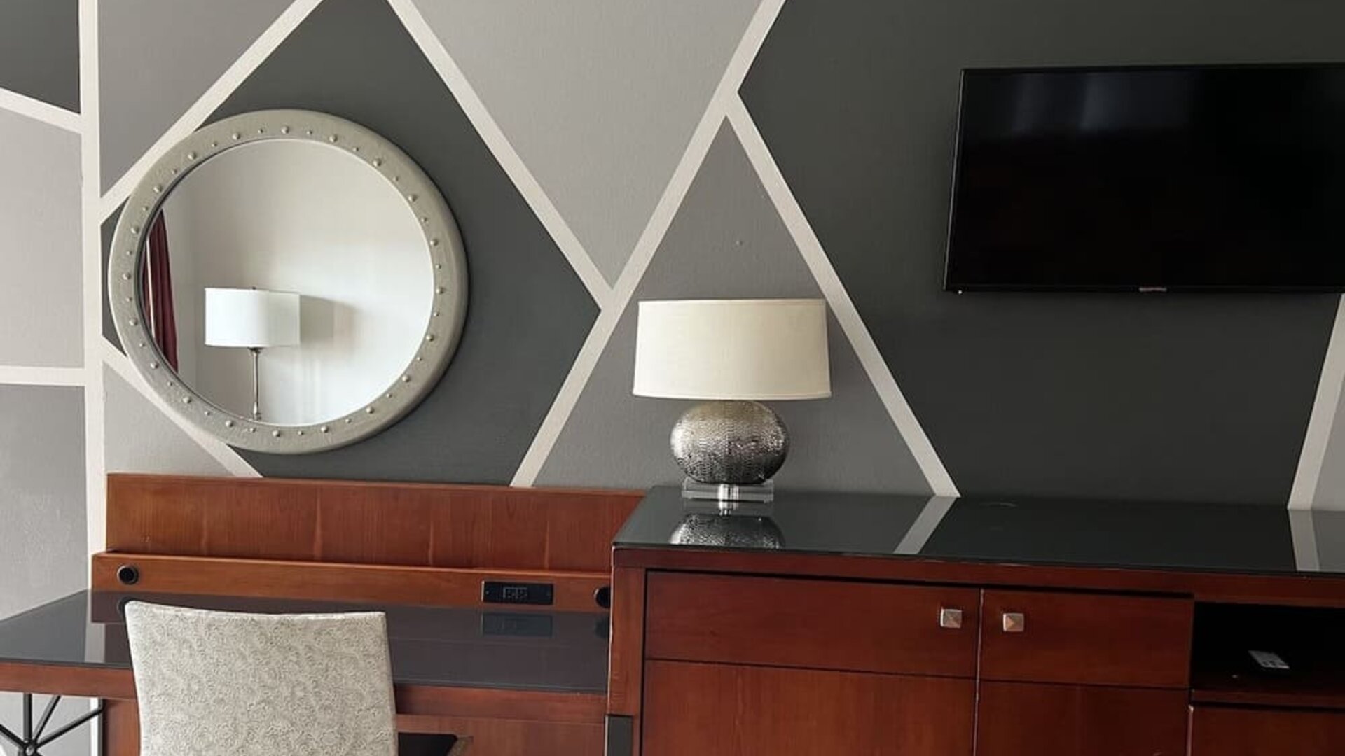 Day room equipped with work desk at Casa Rosa Inn.