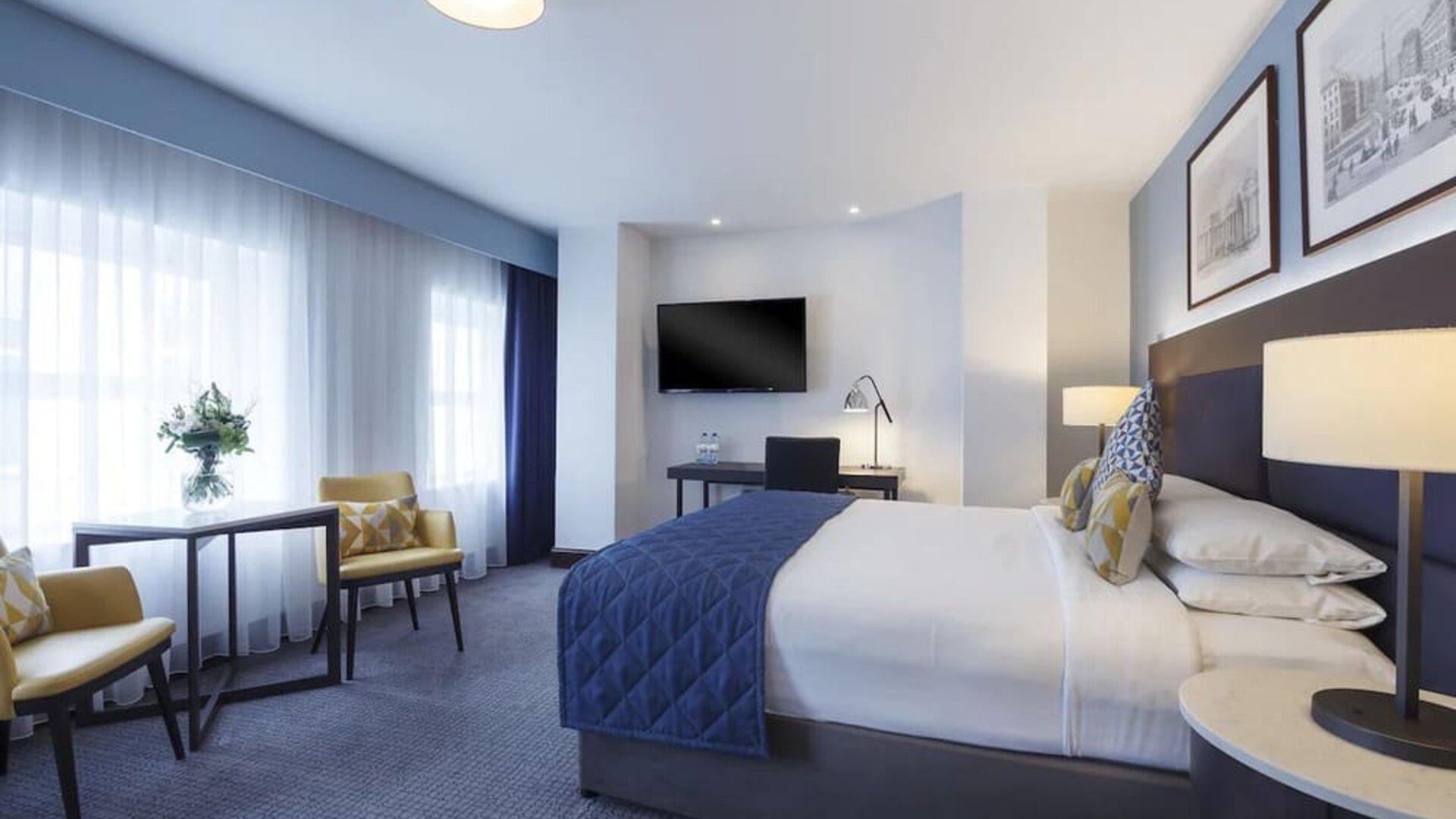 Day room with lounge area at Temple Bar Hotel.